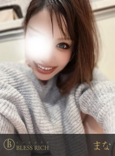 藤沢 メンズエステ｜完全個室 BLESS RICH（ブレスリッチ） Portrait of a smiling woman in a gray knit sweater, her face partially obscured by a bright light, with the 'BLESS RICH' branding at the bottom.