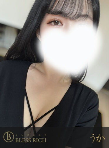 藤沢 メンズエステ｜完全個室 BLESS RICH（ブレスリッチ） Young woman with dark hair in a black top, her face obscured by a bright white glare, Bless Rich watermark in the lower-left corner.