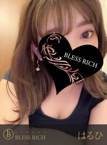 Selfie of a woman with long hair; a black heart overlay with 'BLESS RICH' covers her mouth, with the brand banner and Japanese text at the bottom.