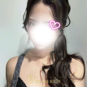 藤沢 メンズエステ｜完全個室 BLESS RICH（ブレスリッチ） Portrait of a woman with dark hair in a ponytail, face washed out by bright light, neon pink heart near her eye, with a BLISS RICH watermark at the bottom.