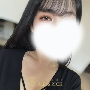 藤沢 メンズエステ｜完全個室 BLESS RICH（ブレスリッチ） Portrait of a woman with long dark hair wearing a black top; her face is obscured by a bright white blur, with a gold 'BLESS RICH' logo on the chest.