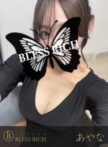 藤沢 メンズエステ｜完全個室 BLESS RICH（ブレスリッチ） Selfie of a person wearing a black V‑neck top; a large black butterfly sticker with 'BLESS RICH' covers the face, with brand text visible at the bottom.