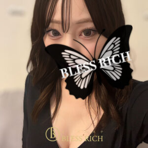 藤沢 メンズエステ｜完全個室 BLESS RICH（ブレスリッチ） Close-up of a woman with dark hair; a large black butterfly sticker covers her mouth with 'BLESS RICH' across it, and a gold 'BLESS RICH' logo appears at the bottom.