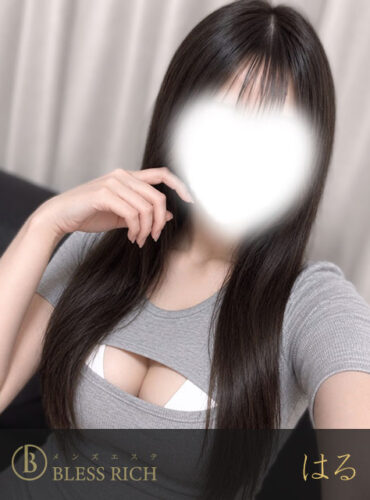 藤沢 メンズエステ｜完全個室 BLESS RICH（ブレスリッチ） Selfie of a woman with long dark hair; face blurred, gray top revealing a white bra; Bless Rich watermark at the bottom left.