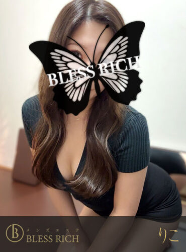 藤沢 メンズエステ｜完全個室 BLESS RICH（ブレスリッチ） Woman in a black V-neck dress leaning forward; a butterfly overlay with 'Bless Rich' covers her face (promotional image).